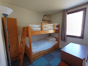 1 bedroom, travel crib, WiFi