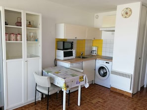Réfrigérateur, micro-ondes, four, plaque de cuisson