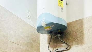 Deluxe-Doppelzimmer, Stadtblick | Badezimmer | Dusche, kostenlose Toilettenartikel, Hausschuhe, Handtücher