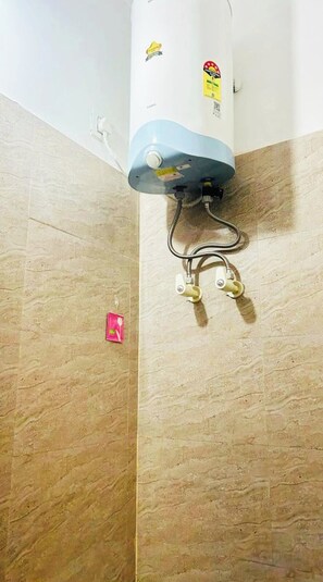 Habitación Deluxe doble, vistas a la ciudad | Baño | Ducha, artículos de higiene personal gratuitos, zapatillas y toallas