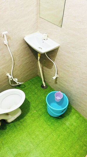 Ducha, artículos de higiene personal gratuitos, zapatillas y toallas