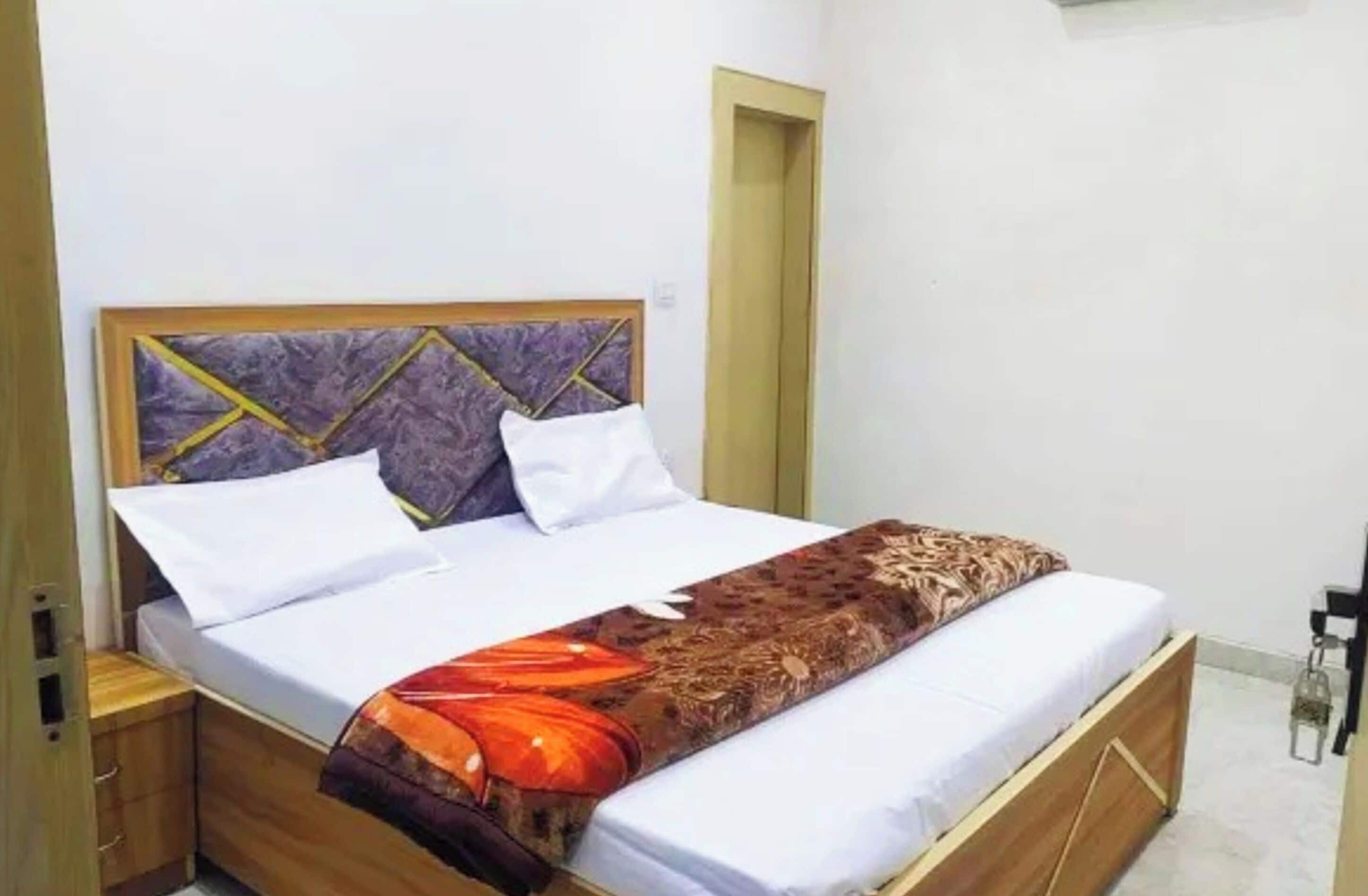 Bàn, phòng cách âm, bộ trải giường 