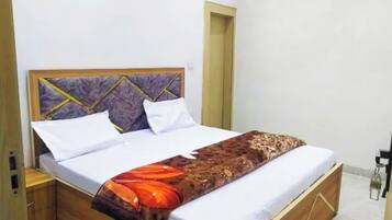 Escriptori, habitacions insonoritzades i roba de llit