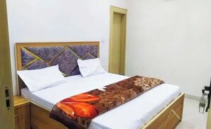 Bureau, chambres insonorisées, draps fournis
