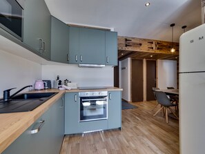 Réfrigérateur, four, lave-vaisselle, cafetière/bouilloire