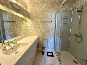 Bathroom - Spacious T3 Apartment with Sunny Terrace and Parking (Royan)