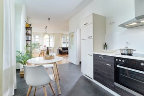 Fridge, oven, stovetop, dishwasher