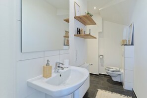 Shower, hair dryer, towels, soap - Charming Moselle Apartment – Up to 6 Guests (Traben-Trarbach)