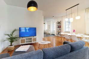 Smart TV, books - Charming Moselle Apartment – Up to 6 Guests (Traben-Trarbach)