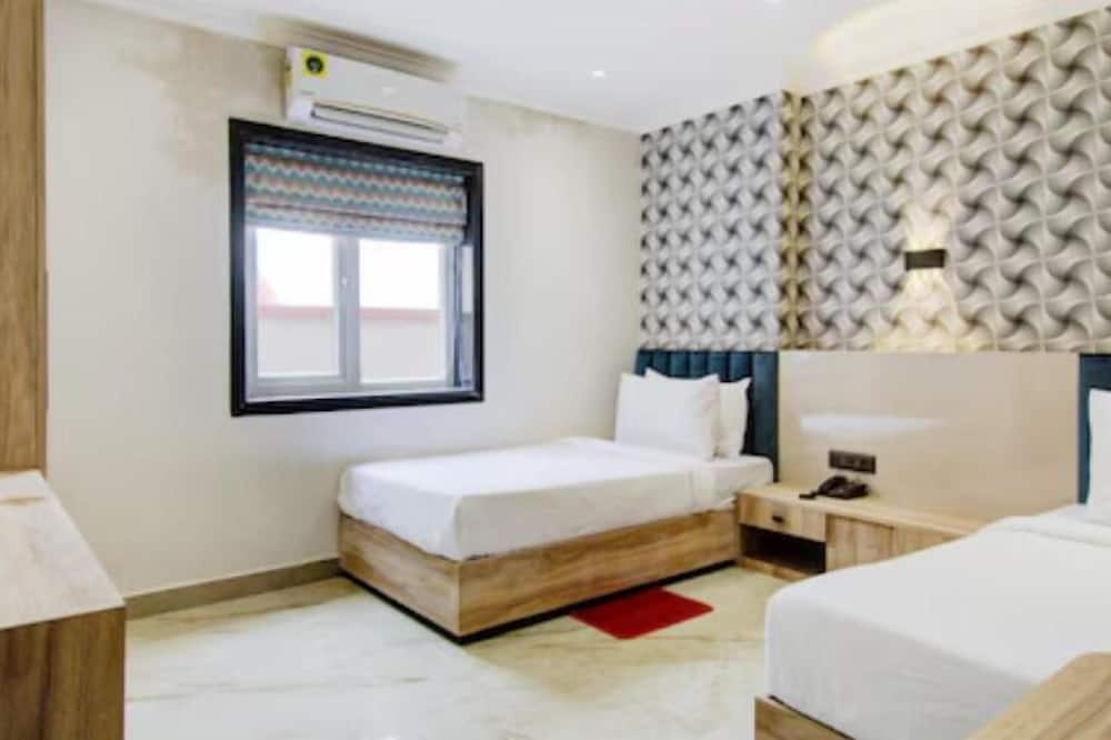 HOTEL SEVENTY SEVEN
