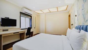 Standard Double Room | Desk, laptop workspace, free WiFi