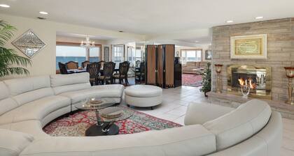 Surrounded by the bay with pool!