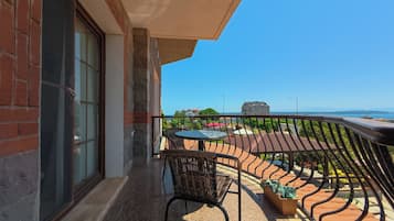 Suite superior | 1 habitación, artículos del minibar gratis y escritorio