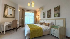 Superior suite | Een gratis minibar, een bureau, verduisterende gordijnen