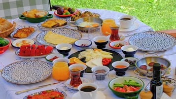 Desayuno con opciones de la cocina local incluido todos los días