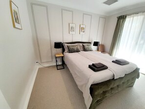 3 habitaciones, escritorio y tabla de planchar con plancha 