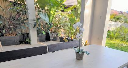 Hampton Style 3 bedrooms, wet-bar and outdoor area