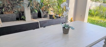 Hampton Style 3 bedrooms, wet-bar and outdoor area