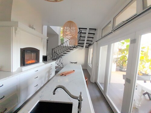 Hampton Style 3 bedrooms, wet-bar and outdoor area