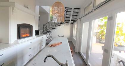 Hampton Style 3 bedrooms, wet-bar and outdoor area