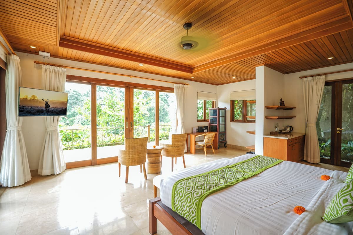 Grand Room | In-room safe, desk, laptop workspace, WiFi (free)