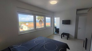 Standard-Haus, Balkon, eingeschränkter Meerblick | Bügeleisen/Bügelbrett, kostenloses WLAN, Bettwäsche