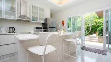 Villa familiar, 3 habitaciones, vistas a la piscina | Cocina privada | Hervidor eléctrico