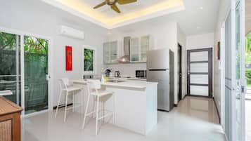 Villa familiar, 3 habitaciones, vistas a la piscina | Cocina privada | Hervidor eléctrico