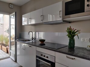 Kjøleskap, mikrobølgeovn, ovn og oppvaskmaskin