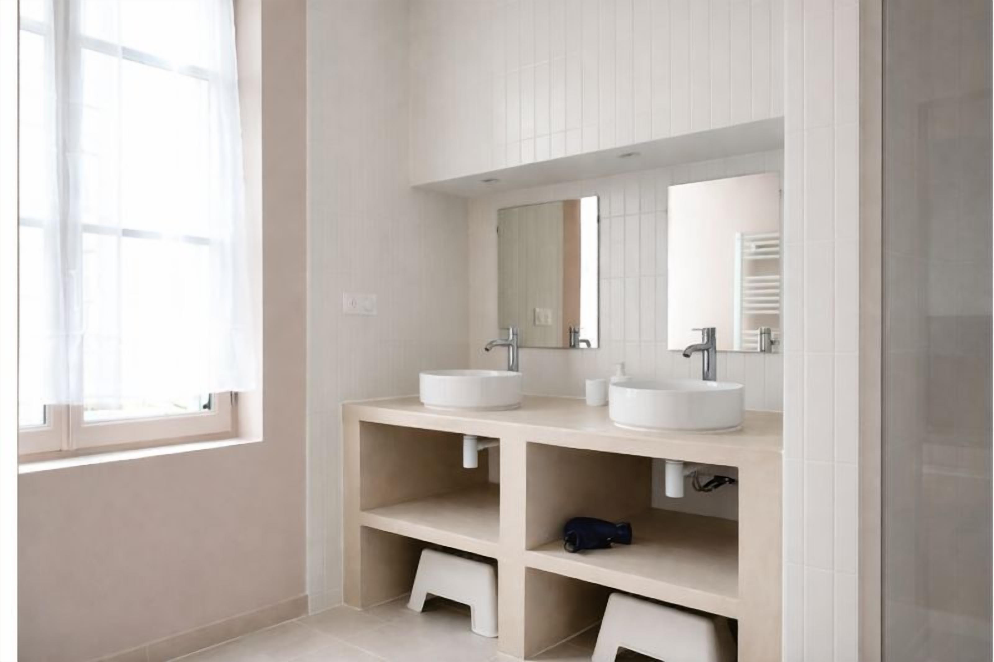 Een haardroger, handdoeken