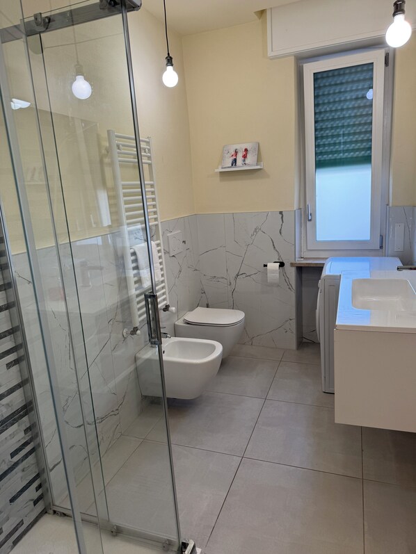 Dusche, Haartrockner, Bidet, Handtücher