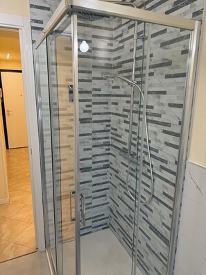 Dusche, Haartrockner, Bidet, Handtücher