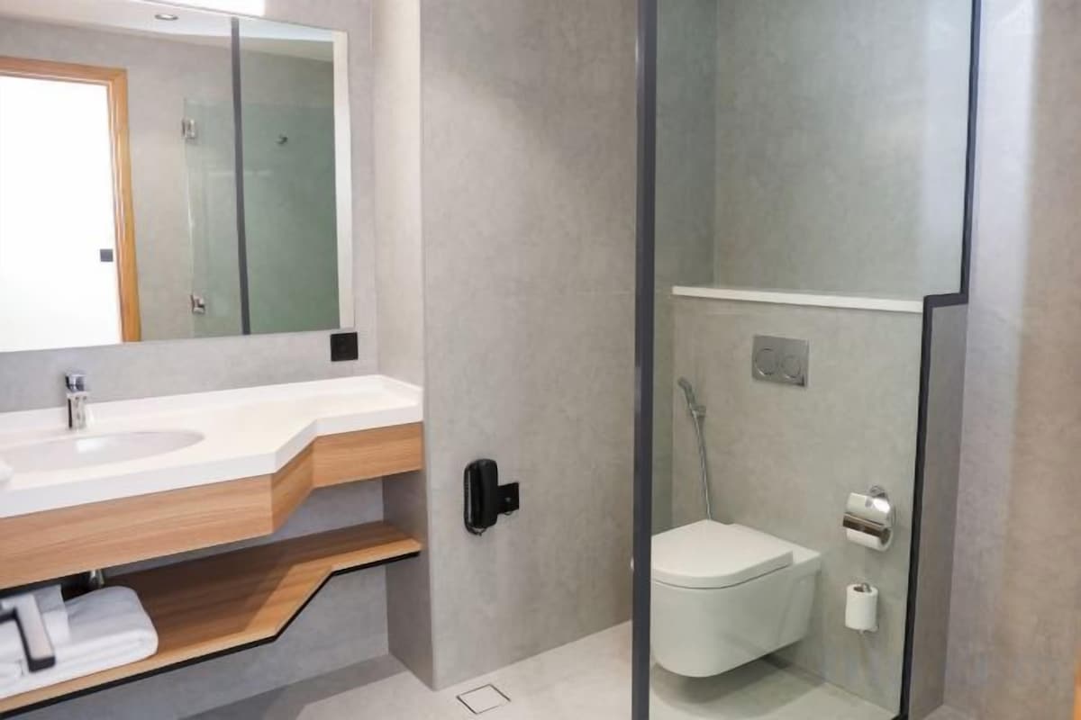 Een douche, een regendouche, handdoeken, zeep