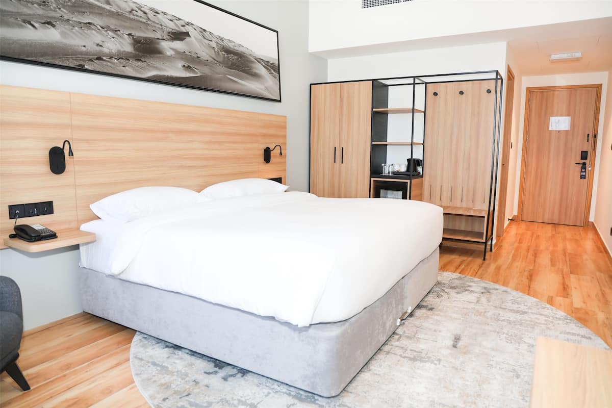 Superior Room, Sea View | Minibar, bed sheets