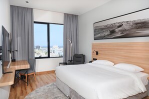 Superior Room, Sea View | Minibar, bed sheets