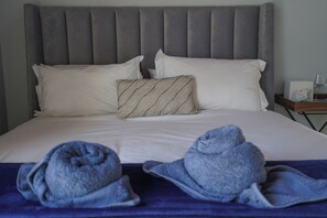 3 bedrooms, iron/ironing board, WiFi - A peaceful and safe area, just minutes from the beach, bars, and restaurants. (Cape Town)