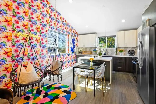 C. Glamorous NoHo Retreat near Universal & Hollywood w/Games, Hot Tub, & Parking