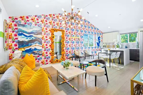 TV - C. Glamorous NoHo Retreat near Universal & Hollywood w/Games, Hot Tub, & Parking (Los Angeles)