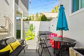 Outdoor dining - C. Glamorous NoHo Retreat near Universal & Hollywood w/Games, Hot Tub, & Parking (Los Angeles)