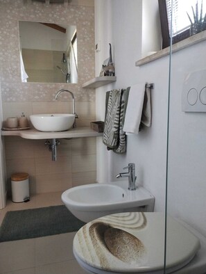 Talo, 1 makuuhuone, terassi, näköala puutarhaan | Kylpyhuone