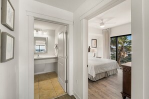 2 Schlafzimmer, Schreibtisch, Bügeleisen/Bügelbrett, Reisekinderbett