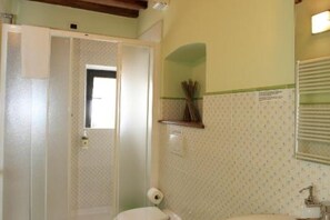 Douche, sèche-cheveux, bidet, serviettes fournies
