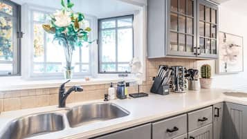 House (4 Bedrooms) | Private kitchen | Microwave, oven, coffee/tea maker, high chair