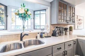 Casa (4 Bedrooms) | Cozinha privada | Micro-ondas, fogão, cafeteira/chaleira, cadeirão de bebê