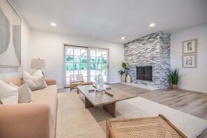 独立别墅 (4 Bedrooms) | 客厅 | 43-英寸纯平电视(配备有线频道)