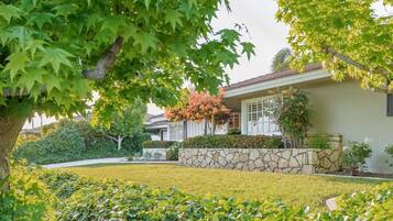 House (4 Bedrooms) | Garden view