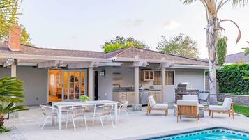 Rumah (4 Bedrooms) | Teras/patio