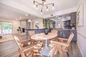 Hus (4 Bedrooms) | Spiseområde på rommet