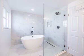 House (4 Bedrooms) | Bathroom | Free toiletries, towels, soap, shampoo - @ Marbella Lane - Serene Ranch Style Home W/pool (Fullerton)