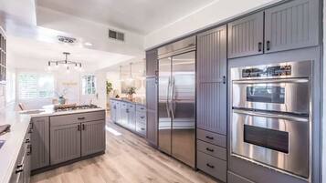 Rumah (4 Bedrooms) | Dapur pribadi | Microwave, oven, mesin pencuci piring, dan mesin pembuat kopi/teh